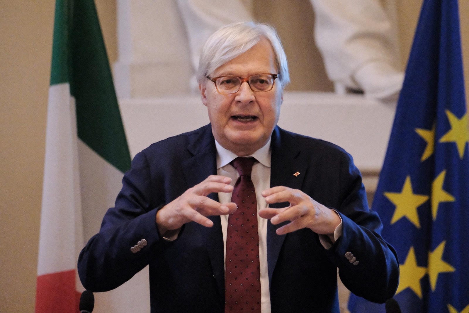 Processo A Vittorio Sgarbi Le Dimissioni Da Sottosegretario News